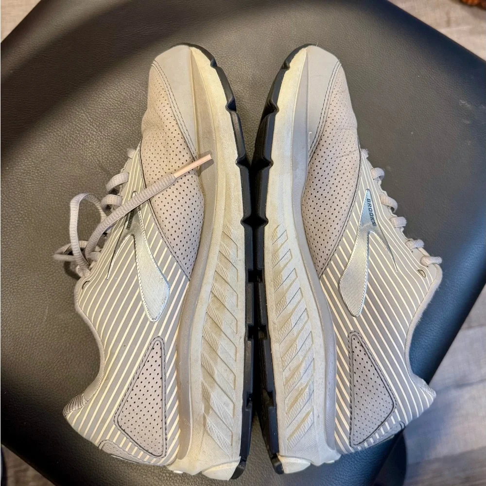 Brook’s Addiction Walker Suede Sneakers
Women’s Size 9 Wide - Picture 5 of 10